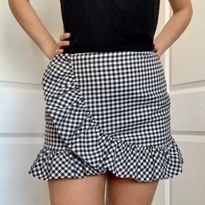 Black & white gingham skirt with ruffle detail! 🖤🤍